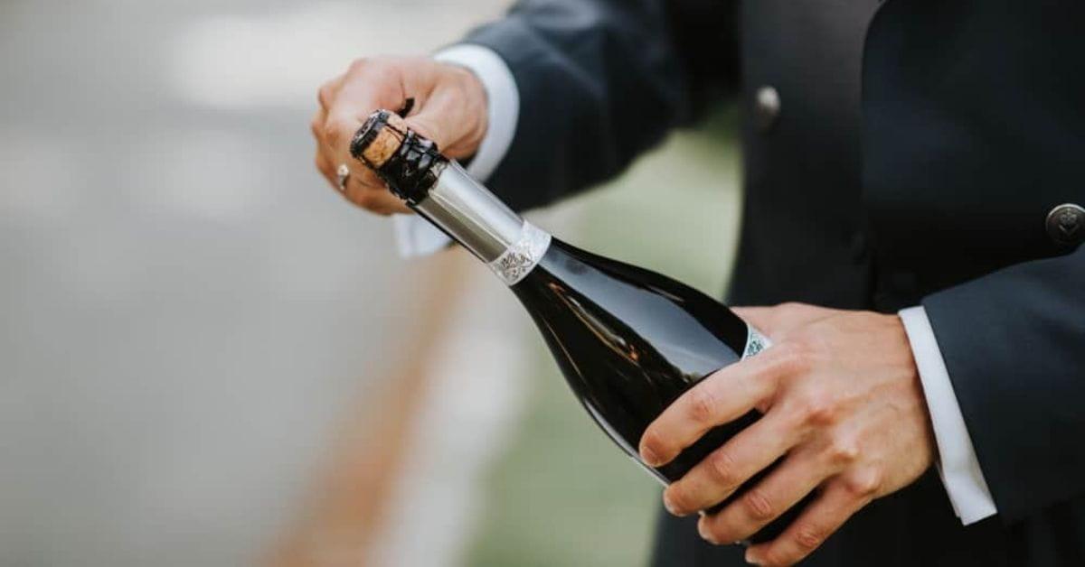 วิธีเปิด Champagne ฉบับง่ายที่สุด