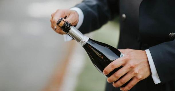 วิธีเปิด Champagne ฉบับง่ายที่สุด