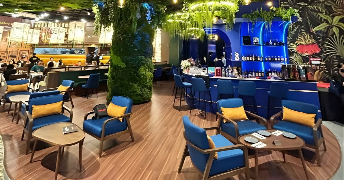 Blue Moon Bar & Restaurant