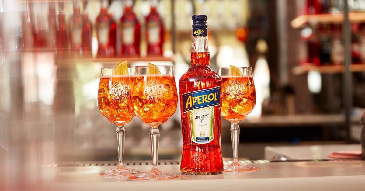 Aperol Spritz แก้วสีส้มกับน้ำแข็งและส้มฝาน