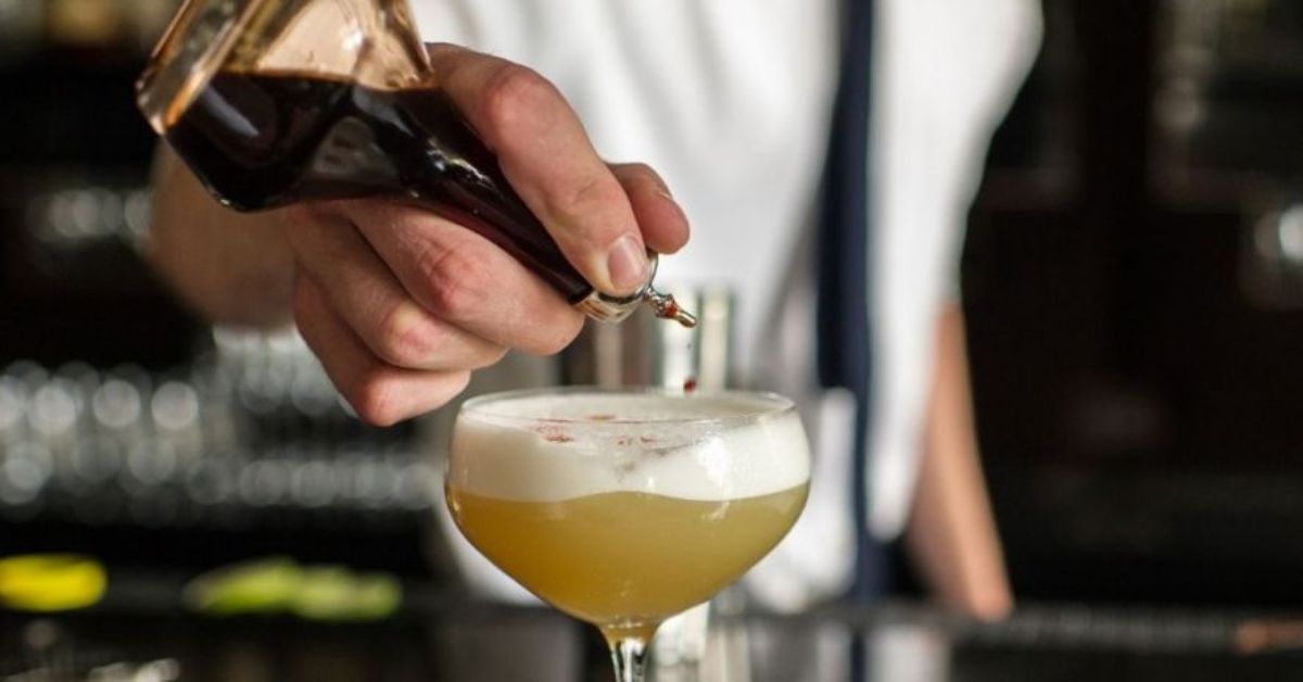Bitters adding in cocktail
