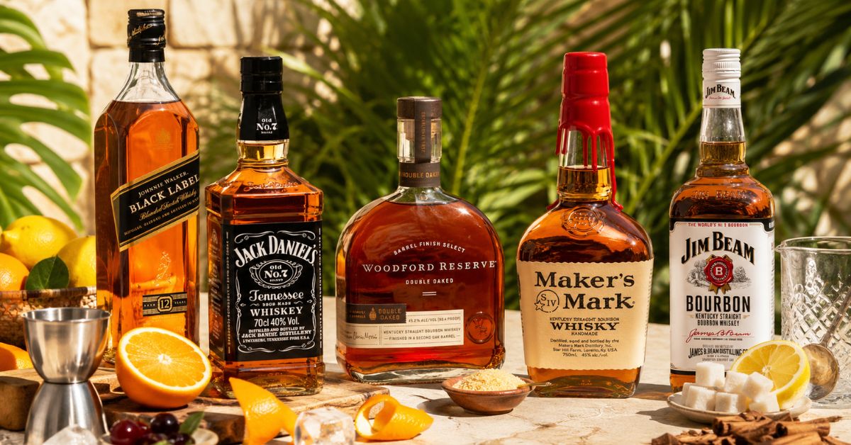 ส่วนผสม Whisky Sour วางเรียง: วิสกี้ เลมอนคั้นสด และไซรัปน้ำตาล ตวงตามอัตราส่วน 2:1:0.75